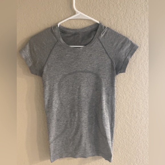 GREY LULU LEMON SWIFTLY SHORT SLEVE SIZE 4 - Picture 1 of 4